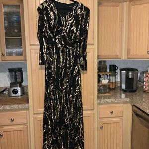 NWT Women’s Missord Black And Gold Sequin Gown Size 1XL